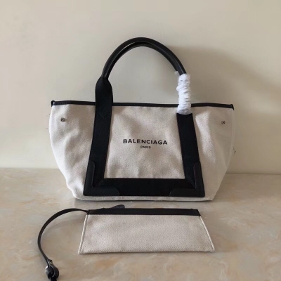 Balenciaga巴黎世家 這個夏季的銷量冠軍 原單帆布／進口小羊皮 中號30cm 這個夏季屬它最受歡迎了，實在是人見人愛 編碼 108B白色