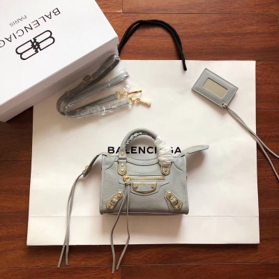 2019最新最流行新款 Balenciaga巴黎世家 機車包 Super Mini（超級迷你版 19 cm）正品型號Classic Nano 原單山羊皮配金邊五金流蘇皮帶，超迷你小包將潮爆整個夏季。喜歡的快下手 細節 型號