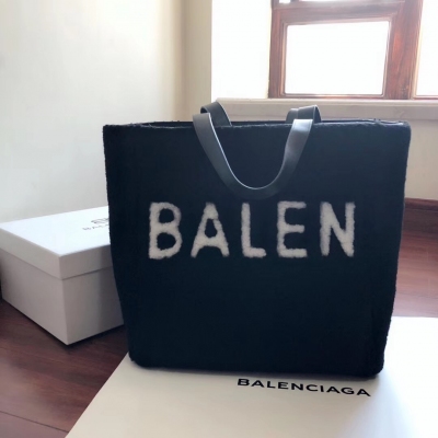 Balenciaga巴黎世家 秋冬熱賣羊羔毛大包 雙肩帶大購物包，又像個桶包 人必備新款，時尚一族的潮人們肯定不能錯過滴 原單羊羔毛配進口小羊皮，裡外全皮，品質超贊 尺寸：35x36x18cm，黑色