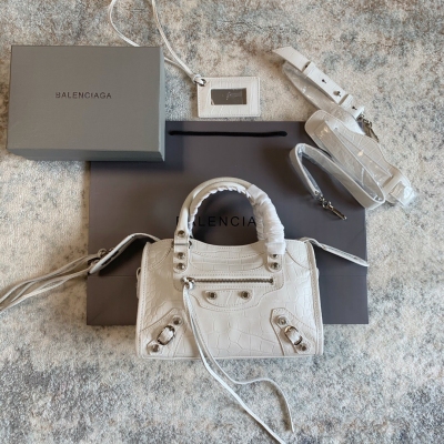 BALENCIAGA巴黎世家 頂級精品 巴黎世家 新品鱷魚壓紋皮 閃亮優質的原廠小牛皮，令人過目不忘 機車包 純白色 呈現別具一格 獨特靜雅的鮮明個性 專櫃同步發售 鱷魚皮效果小牛皮包身 純手工縫製的手柄 配有可拆卸的肩背