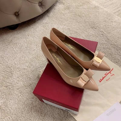 Salvatore Ferragamo SF 菲拉格慕經典尖頭粗跟爆款單鞋 愛麗絲少女時代夢幻的感覺，經典的蝴蝶結搭配迷人小尖頭，漆皮的質感充滿摩登時尚氣息，100%滿足仙女們的喜好，雖然是尖頭卻敲好穿，不夾腳不刮腳，5