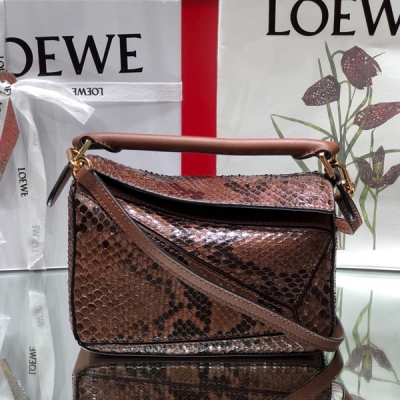 LOEWE羅意威 咖啡蛇皮 讓人想不到的是 全城熱搜的mini puzzle 從清新可愛 居然悄悄走起了奢華路線。精緻的包型，外表蟒蛇皮波光粼粼，再加上柔軟細膩羊皮內裡， 一不是設計師智慧的結晶，處處彰顯著時尚魅力，品牌個