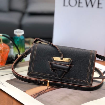 LOEWE羅意威 BARCELONA SOFT MINI 2020 黑色 Barcelona 新版本最大賣點就是皮質SOFT到你心醉醉，軟糯糯的就像春天裡來了一口馬卡龍，頓時心都被融化了 迷你尺寸：20*18*4cm，肩帶