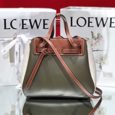 LOEWE羅意威 Mini Lazo 終於盼來啦 就是這麼可愛，就是這麼優雅 LOEWE 果然是玩轉迷你的能手啊 Lazo MINI精緻微妙之處在於，有一丟丟愛仕herbag的風格 還擁有特別的風琴側面腰帶結設計，顯得更年