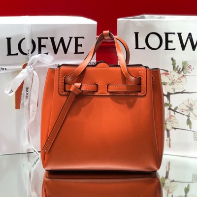 LOEWE羅意威 Mini Lazo 終於盼來啦 就是這麼可愛，就是這麼優雅 LOEWE 果然是玩轉迷你的能手啊 Lazo MINI精緻微妙之處在於，有一丟丟愛仕herbag的風格 還擁有特別的風琴側面腰帶結設計，顯得更年