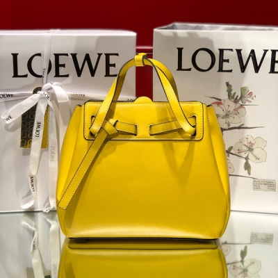 LOEWE羅意威 Mini Lazo 終於盼來啦 就是這麼可愛，就是這麼優雅 LOEWE 果然是玩轉迷你的能手啊 Lazo MINI精緻微妙之處在於， 有一丟丟愛仕herbag的風格 還擁有特別的風琴側面腰帶結設計，顯得更