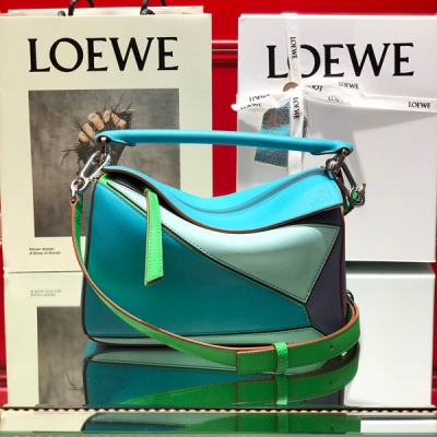 LOEWE羅意威 PUZZLE 小號專櫃最新 碧海綠拼色 大容量，日常，出遊妥妥滴！尺寸24*14*11CM 專櫃同步最新做法，介面，內裡托全皮，細肩帶，底部無釘）採用進口西班牙小牛皮摸上去溫柔又舒適。皮料精確切割使它可自