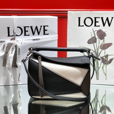 LOEWE羅意威 MINI PUZZLE 專櫃最新經典灰拼色 LOEWE櫃檯新上的這個顏色非常百搭噢，為了Mini拼色的到來徹底嗨翻的美眉請舉手 迷你尺寸：18*12.5*8cm 包包自身重量幾乎忽略，超級實用，出門裝手機