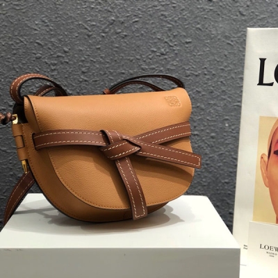 LOEWE羅意威 专柜官网主推最新颗粒纹GATE BAG 蝴蝶结不仅是装饰，也是包盖的唯一插口。全包只有一个带品牌精致logo 的子弹头式黄铜插鞘，没有其他五金配件，完全是高大上的西欧传统皮革工艺性和设计风格，So 自重轻