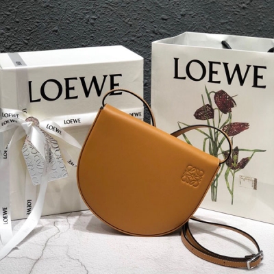 Loewe羅意威 街拍神器又upgrade 啦 搖身一變成為能放手機的斜挎包/卡包/腰包的咯！小不點兒裝載著你緊跟時尚的潮流品味，更裝載著你對這個美麗世界的自信與安全感 男女通用，尺寸:17.5*15*4.5cm,內置一個