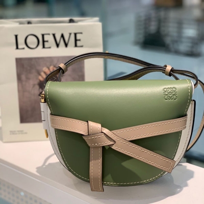 Loewe羅意威 Gate新色首發 專櫃最新 牛油果拼沙色 GATE BAG Loewe Gate 馬鞍包 蝴蝶結不僅是裝飾，也是包蓋的唯一插口。全包只有一個帶品牌精緻logo 的子彈頭式黃銅插鞘，沒有其他五金配件，完全是