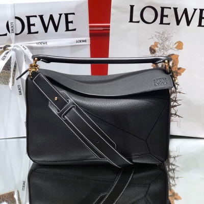 Loewe羅意威 Puzzle 黑色荔枝紋 顆粒紋中號 專櫃同步做法 尺寸29*18*12CM,大容量，日常，日常，手機，充電寶，錢夾，粉餅，唇膏，雨傘，手杯等統統輕鬆收納分！高級鍛造經典！男女通用！最新做法，介面，內裡托