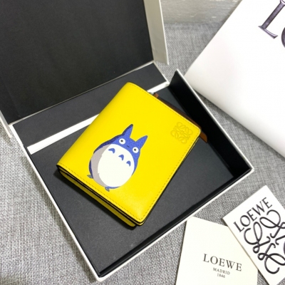 Loewe羅意威 限量款“龍貓”系列短款錢包出貨，採用鑲嵌工藝精製而成，其靈動、精緻的設計，光彩奪目。內有8個卡位、扡袋、拉鍊口袋。款號3750，尺寸11*9（注意 龍貓圖案是拼接鑲嵌的，有縫隙 、皮屑屬於正常現象）