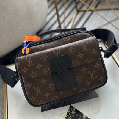 LOUIS VUITTON LV路易威登 頂級原單配套盒子禮品袋 M45806老花/黑色 本款 S Lock 郵差包由 Monogram Macassar 帆布製成 尺寸：22×18×8CM