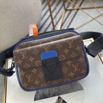 LOUIS VUITTON LV路易威登 頂級原單配套盒子禮品袋 M45863老花/藍色 本款 S Lock 郵差包由 Monogram Macassar 帆布製成 尺寸：22×18×8CM