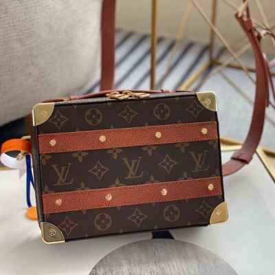 LOUIS VUITTON LV路易威登 頂級原單配盒子禮品袋 M45785 LVXNBA Handle Trunk 手袋彙聚方正構型、金屬邊角和鉚釘，傳承經典硬箱設計。尺寸：21.5×15×7CM