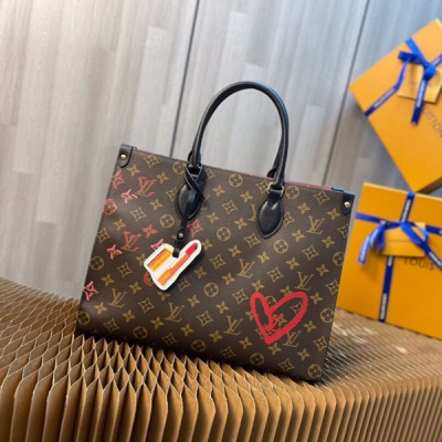 LOUIS VUITTON LV路易威登 ONTHEGO 中號手袋 托特包 M45888 愛心絲印 瑞士藝術家 Urs Fisher 變幻經典 Monogram 圖案的視覺比例，為 UF 聯名系列 O