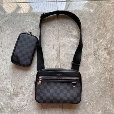 LOUIS VUITTON LV路易威登 本款 Scott 郵差包N50018由 Damier Graphite 帆布製成，為經典造型賦予新貌，款式新穎，可輕鬆背攜，解放雙手。可拆卸拉鍊手包令此百搭單