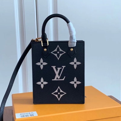 LOUIS VUITTON LV路易威登 頂級原單 M57937黑色 本款 Petit Sac Plat 手袋浸染微妙色彩漸變，加入 2021 夏季 By The Pool 配飾、皮具和成衣系列，以經