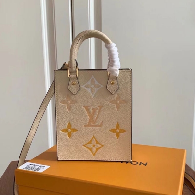 LOUIS VUITTON LV路易威登 頂級原單 M80049杏色 本款 Petit Sac Plat 手袋浸染微妙色彩漸變，加入 2021 夏季 By The Pool 配飾、皮具和成衣系列，以經