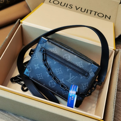 LOUIS VUITTON LV 路易威登 路易威登 MX版本 - M44735黑花 樹脂 - SOFT TRUNK 手袋 標誌性Monogram印花搭配對比色樹脂鏈帶 造型精緻 此款富有魅力的手袋 