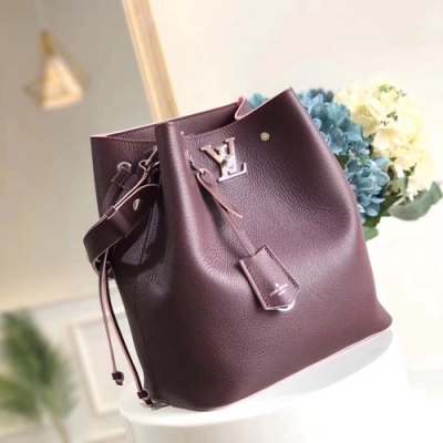 LOUIS VUITTON LV路易威登 M54677最新品水桶包選用進口柔軟小皮！閃亮的扭鎖封口，增添前衛氣息！可調節的肩帶設計便於打造風格現代的雙用斜挎造型！同色超纖維粘合內襯：束繩扭鎖閉合，拉鍊