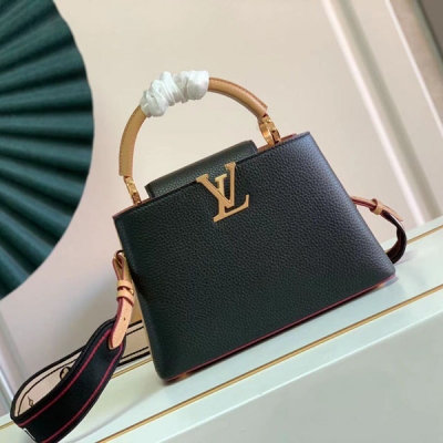 LOUIS VUITTON LV路易威登 M58610 M94755 BB 本款 Capucines BB 手袋取材 Taurillon 皮革，為寬幅肩帶一面刺繡路易威登標識，另一面借喀喇昆侖山脈之名