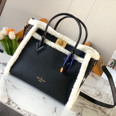 LOUIS VUITTON LV路易威登 特級精品原廠皮M58908黑色 本款 On My Side 中號手袋以粒面牛皮革和羊毛皮革營造舒適氛圍，再為側面融入 Monogram 簇絨的經典格調。可拆卸