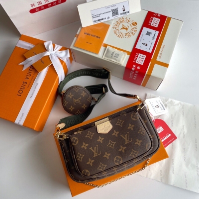 LOUIS VUITTON LV 路易威登 款號 M44813 以Monogram帆布製成的一款小巧輕便的三件套手袋可手提可斜挎搭配小掛包一包多用它是你出席任何場合都可以攜帶的經典款式 尺寸：24.0