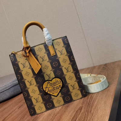 LOUIS VUITTON LV 路易威登 M45969 Sac Plat 郵差包 Virgil Abloh 與日本設計師 Nigo 攜手推出 Sac Plat 郵差包，展現 NIGO x 路易威登膠