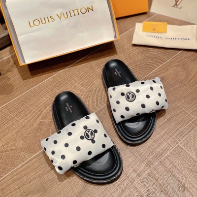 LOUIS VUITTON LV 路易威登 新款情侶款波點緞面厚底拖鞋，超級百搭瘦腿神器！面料：進口波點緞面，內裡水染羊皮，柔軟舒適又吸汗，墊腳高彈水台，原版發泡大底，很輕不累腳，底厚4cm，碼數35