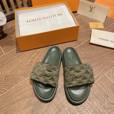 LOUIS VUITTON LV 路易威登 新款情侶壓花厚底拖鞋，超級百搭瘦腿神器！面料：絲綢面料+壓花，內裡水染羊皮，柔軟舒適又吸汗，墊腳高彈水台，原版發泡大底，很輕不累腳，底厚4cm，碼數35-4