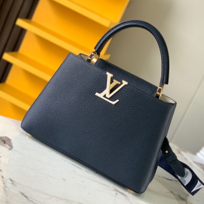 LOUIS VUITTON LV 路易威登 特級精品原廠皮 M59597繡花寶蘭金扣 本款 Capucines 中號手袋邂逅繁花的澎湃美感，為寬幅肩帶刺繡大號 Monogram 花卉圖案，與 Taur