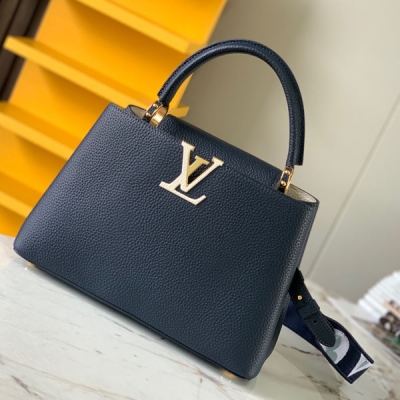 LOUIS VUITTON LV 路易威登 特級精品原廠皮 M59438繡花巴寶蘭金扣 本款 Capucines 中號手袋邂逅繁花的澎湃美感，為寬幅肩帶刺繡大號 Monogram 花卉圖案，與 Tau