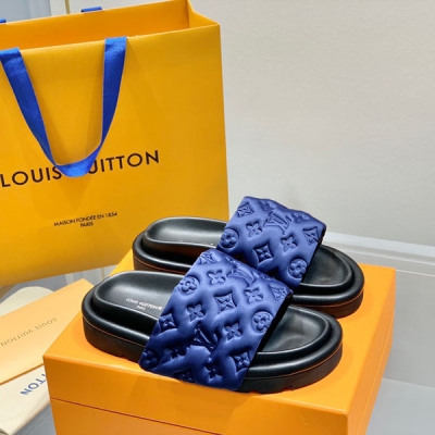 LOUIS VUITTON LV 路易威登 新款情侶壓花厚底拖鞋，超級百搭瘦腿神器！面料：絲綢面料+壓花，內裡水染羊皮，柔軟舒適又吸汗，墊腳高彈水台，原版發泡大底，很輕不累腳，底厚4cm，碼數35-4