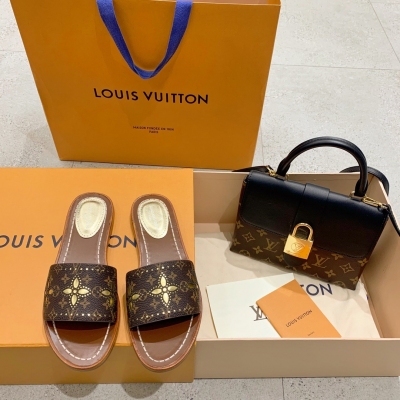 LOUIS VUITTON LV 路易威登 春夏最新款涼拖，獨家首發！LOCK IT平底拖必入系列！絕美好物，雕紋老花圖案 時尚耐看 氣場十足，漸變老花 粉系少女心，超級夏天！鞋面頂級老花材質，義大利