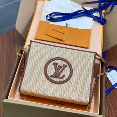 LOUIS VUITTON LV 路易威登 升級版本M81366咖 拉菲草洗漱包 ，Damier拉菲草洗漱包添加一條鏈子變成單肩斜挎包 內部空間寬敞 兩側採用接襠式設計 方便取放物品 可將它輕而易舉地