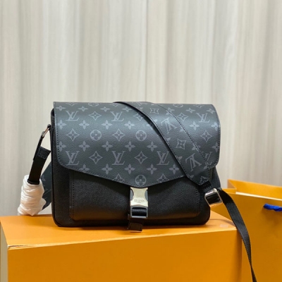 LOUIS VUITTON LV 路易威登 NEW 郵差包M30746New 郵差包嶄新亮相 Taigarama 系列 以柔軟 Ta?ga 皮革和帆布塑造充盈空間 開啟彈簧扣即現寬敞前袋和雙內袋 成就