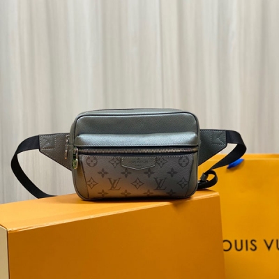 LOUIS VUITTON LV 路易威登 M30245銀色 限量版 Outdoor 腰包糅合 Monogram 帆布與柔軟的 Ta?ga 皮革，採用和諧色調勾勒摩登線條。內部結構井然有序，解放雙手的