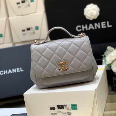 Chanel香奈兒 經典重現，專櫃長期缺貨全新至尊版本 純原廠郵差包 經典款之郵差系列皮料：歐洲原廠Haas正品牛皮五金：義大利進口24k鍍厚金鋼鎖 貨源稀少，經常容易斷貨整個包的手感與真品完美達成一致可以背可以提的實用款 93749尺寸2