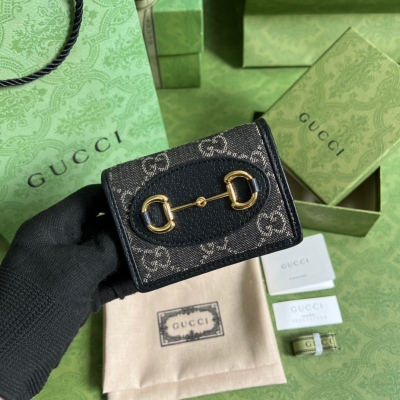 GUCCI古馳 1955 Horsebit Bag！卡包經典的馬銜扣+Monogram+卡包黑色勾邊設計，滿滿的復古。長肩帶單肩帶都很好看！這季度的爆款，感覺又要火起來了！有木有那種一瞬間心動得要立馬入手的感覺。型號：621