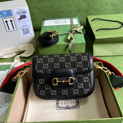 GUCCI古馳 1955 Horsebit Bag！經典的馬銜扣+Monogram+黑色勾邊設計，滿滿的復古。可以三個背法，斜挎，短肩帶單肩帶，長肩帶單肩帶都很好看！這季度的爆款，感覺又要火起來了！有木有那種一瞬間心動得要立