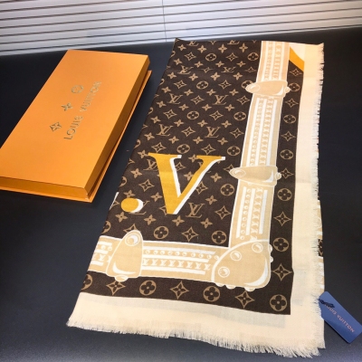 LOUIS VUITTON LV路易威登 Crafty Bi Color 羊絨圍巾 呈現全幅 Monogram 圖案，點綴路易威登標識，令摩登與經典兼收並蓄，秋冬皮具和配飾系列搭配相宜 140x14