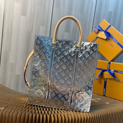 LOUIS VUITTON LV路易威登 新款漆皮托尼購物袋 M45884 銀色（漆皮）2021秋冬“LV漆皮購物袋”鏡子帆布做得光彩照人。有光澤的畫布，美麗地襯托出與皮革頂手柄對齊的名字標籤。帶可拆