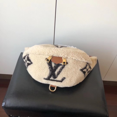 LOUIS VUITTON LV路易威登 LU BUMBAG 印花羊毛腰包 M55425 採用嵌花工藝，於本款腰包的柔軟羊毛表面呈現Monogram圖案，造就蓬鬆外觀與順滑質感，為Monogram T