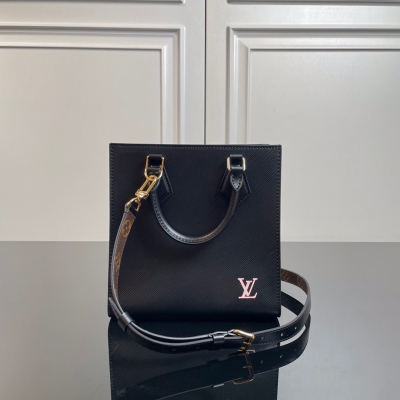 LOUIS VUITTON LV路易威登 M58660黑色 頂級原單 新款琴譜包 Sac Plat BB 手袋融合 Epi 粒面皮革和絲滑小牛皮襯料，展現品牌經典 Sac Plat 手袋的靈感啟發。可