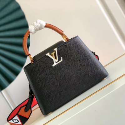 LOUIS VUITTON LV路易威登 M58610 M94755 BB 本款 Capucines BB 手袋取材 Taurillon 皮革，為寬幅肩帶一面刺繡路易威登標識，另一面借喀喇昆侖山脈之名