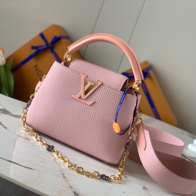 LOUIS VUITTON LV路易威登 特級精品原廠皮M80239粉色 本款 Capucines mini手袋采選全粒面 Taurillon 牛皮革，為宛如珠寶的 Monogram 花卉鏤刻 LV