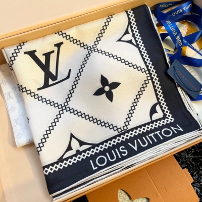 LOUIS VUITTON LV路易威登 各大專櫃在售 頂級斜紋真絲方巾 90x90cm 放大細節 展現出來的工藝 看得見的品質 均勻的圖案佈局讓人深深地感受到頂級品牌的品味 靈動的LV花紋充分延伸