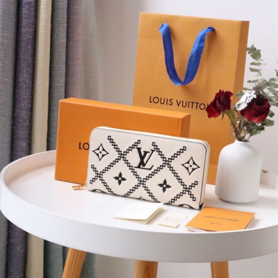 LOUIS VUITTON LV 路易威登 M81141新款 壓印Zippy 拉鍊錢夾 取材 Monogram Vernis 荔枝紋小牛皮，以銀色調的變幻令 V 字標識躍現眼前，更有全拉鍊設計提供穩妥